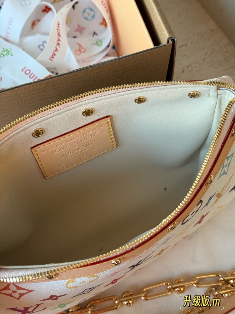 260 box upgrade version m
size：22*13cm
L Murakami Takashi | White Tri Color Mahjong Bun
Mahjong bag shoulder strap, armpit back looks great!
White tri color mahjong bag,
Who really sees who falls in love
The feeling of sinking at a glance upon seei...