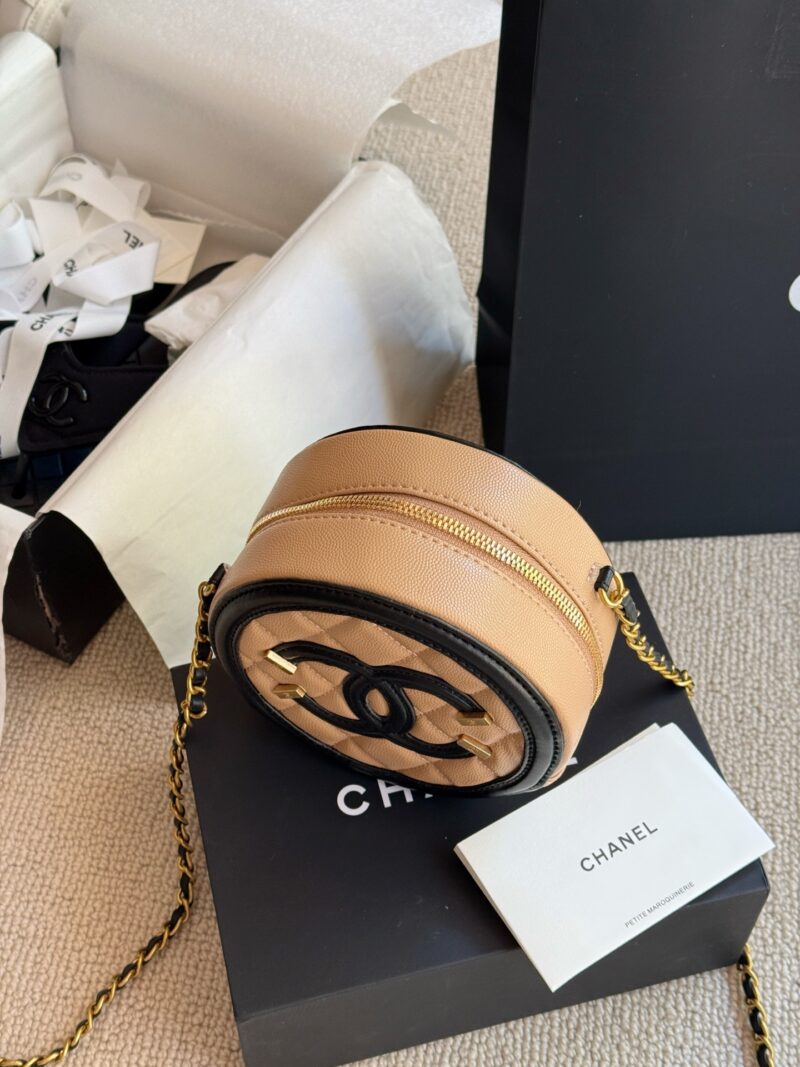8661ba0ffe.jpg 185 boxes
size:13*8cm
My Chanel small round cake
It's really mini! It looks great too!
But don't worry, basic items such as keys, lipstick, wireless headphones, and change can all be put in drops!