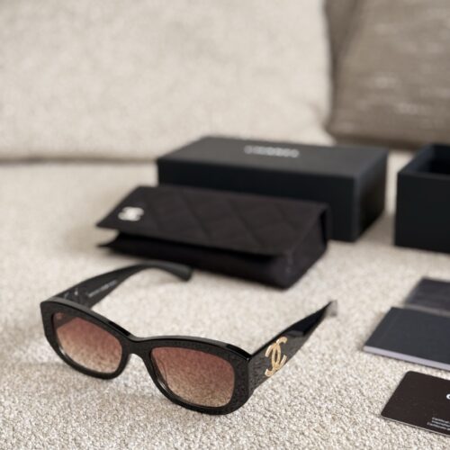 Chanel Sunglasses ? p220
A must-have treasure sunglasses for taking photos this summer! Every casual snap is of great quality
Why do women, being the same, appear to be full of nobility and extraordinary temperament? It turns out that Chanel 24's n...