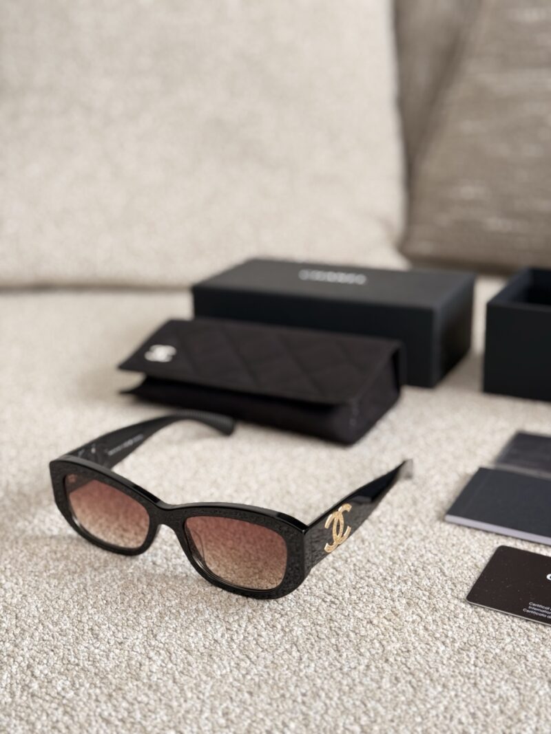Chanel Sunglasses ? p220
A must-have treasure sunglasses for taking photos this summer! Every casual snap is of great quality
Why do women, being the same, appear to be full of nobility and extraordinary temperament? It turns out that Chanel 24's n...