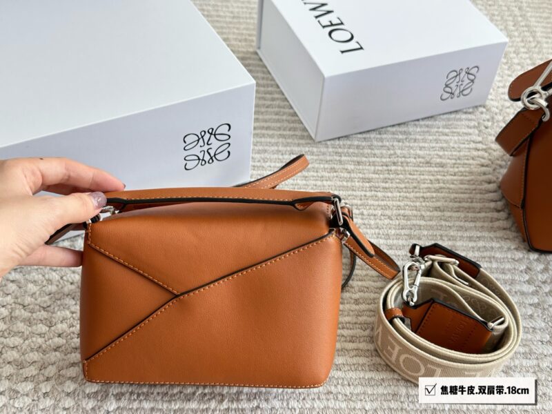 320 210 box (backpack)
Size: 24 * 15cm (large)
18 * 10cm (mini)
Loewe Geometry Package Puzzle
Truly cannot be missed,
?? Cowhide quality!
Completely hold on!
Luoyiwei | A perfect shoulder strap