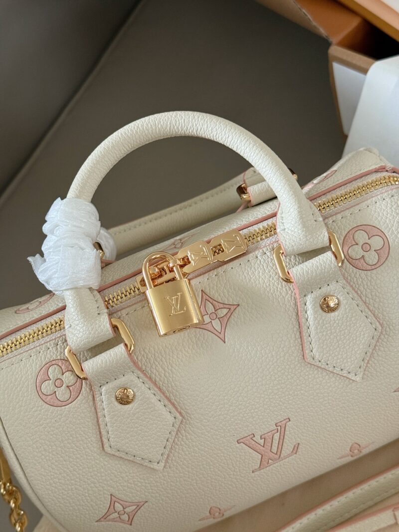 210 new model (with box)
size： 20*14cm
L Home Speedy 20
Let's feel the joy of Speedy together~
This size is just right!
Of course, it's time to carry cute and lovely bags in summer~May women's new bag - cream nut color
Search: Lv speed 20