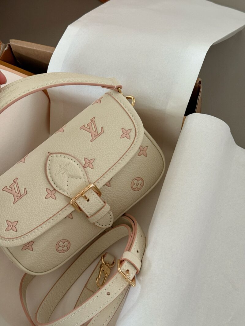 867b316852.jpg 180 box upgrade version
size:19*11cm
L Family Diane Stick
Nano size has arrived
I can't believe it!
May Women's Bag New Product - Cream Nut Color
Mobile phone+powder+lipstick+lipstick+small tissue+small wet towel