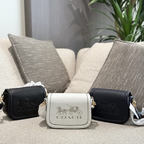 Coach carriage saddle bag p240
New Carriage Series
Coach Coach women's full carriage style saddle bag crossbody bag Saddle [Grin] is a very practical and beautiful model, with a retro saddle bag shape and full leather edging that is not easily deform...