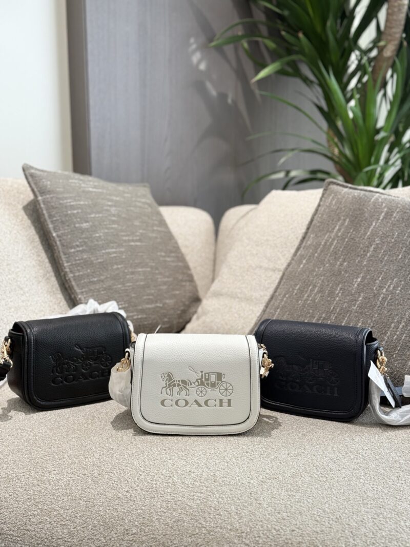 Coach carriage saddle bag p240
New Carriage Series
Coach Coach women's full carriage style saddle bag crossbody bag Saddle [Grin] is a very practical and beautiful model, with a retro saddle bag shape and full leather edging that is not easily deform...