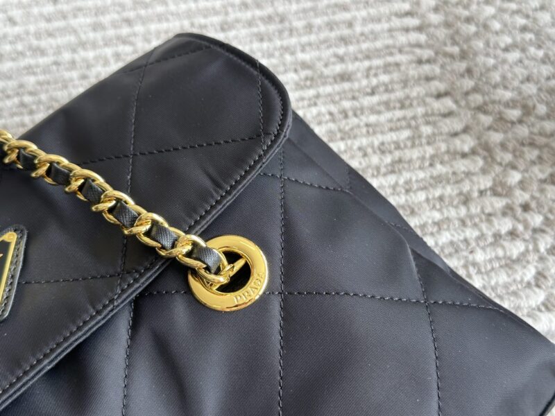 868f71d4fa.jpg 200 boxes
size:28*22cm
Prada Hobo Vintage Chain Bag
Added a sense of casualness and simplicity,
Completely fashionable and versatile!