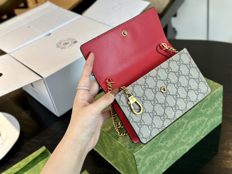 Comes with folding box airplane box
size：20*13cm
Small cherries that are particularly popular every year
GG Cherry Chain Bag
Cute and compact
Gucci Customized Edition!