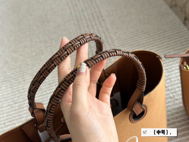 86c9eadeb1.jpg 220 without box
Size: 23 * 22cm (small)
27 * 24cm (medium)
Loewe canvas shopping bag ?
A bag that is easy to pack in physical form
Recently, I have been carrying my back while traveling
Brown leather with rice white canvas, durable and textured
Its...