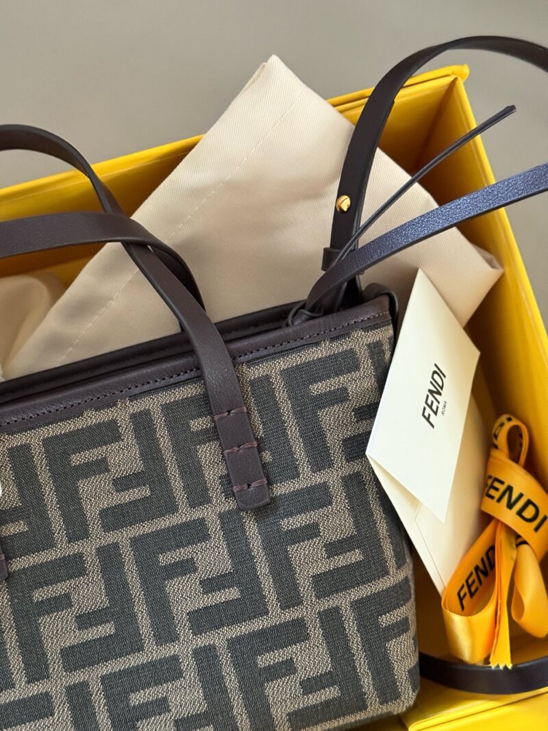 86de5748ac.jpg 210 box
size:16*13cm
Fendi F Home
This small vegetable basket is really amazing,
I love it so much!
Full of vacation atmosphere,
Although it is small, it can also be packed very well,
A super lightweight small bag that can also be worn diagonally!