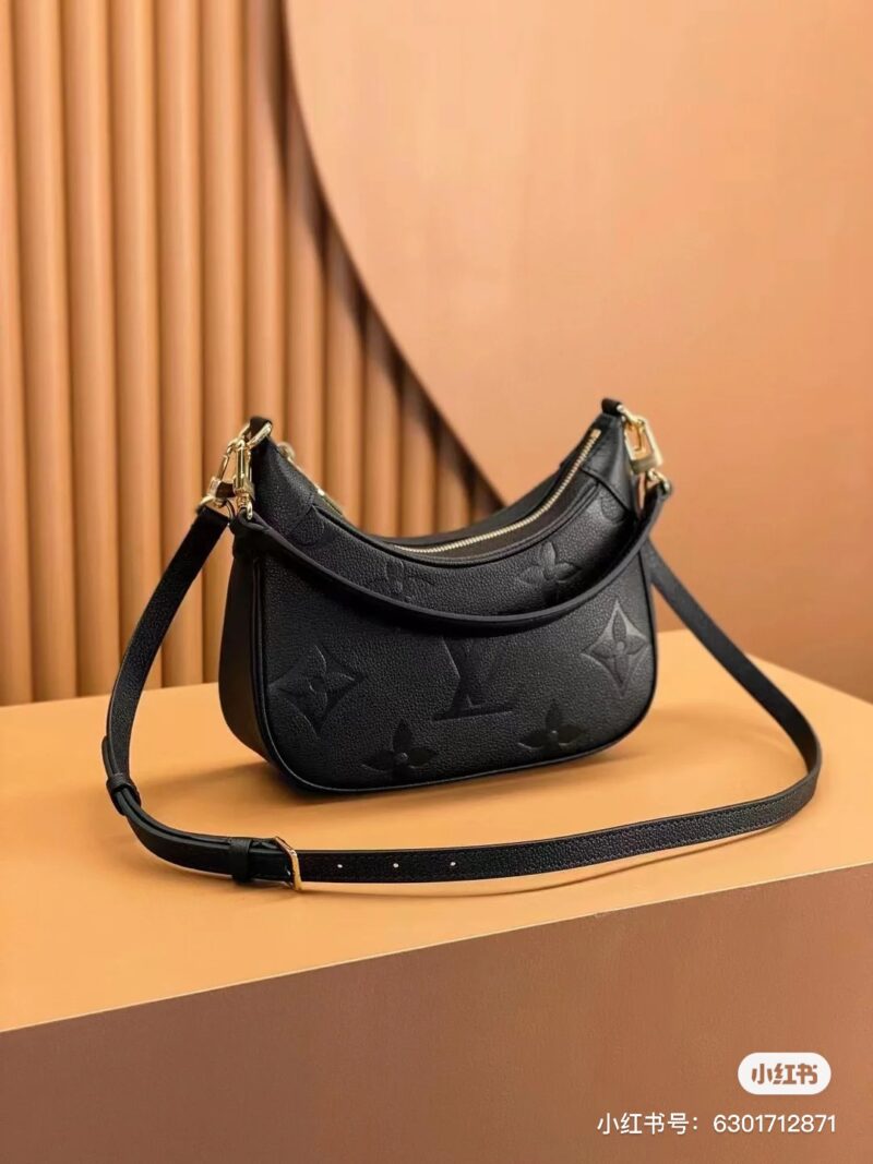 Here's the limit two again. Choose Lv bagatelle armpit bag, Lv bagatelle black and elephant gray
Both colors are absolutely beautiful, it's hard to choose who to like better. The two shoulder straps under the armpits are amazing, and even a crossbody...