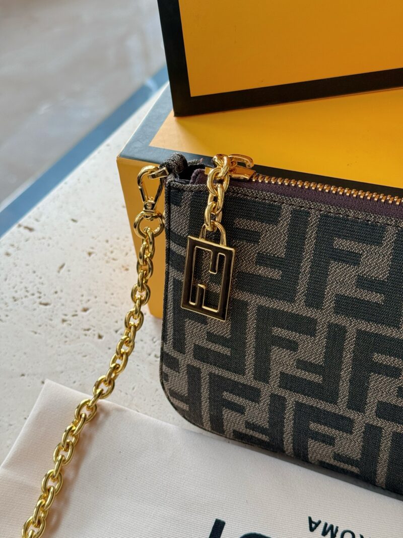 870374cfa8.jpg 200 boxes
size:20*12cm
A must-have mahjong bag for summer
Fendi Underarm Bag/Mahjong Bag
Really perfect!
Small and cute enough to fit your phone!
Love, love, love!
Handheld, Underarm, Crossarm