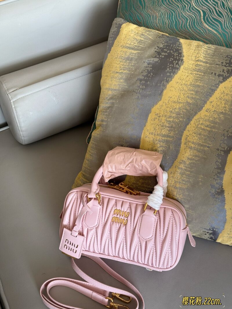 255 Upgraded Edition Box
size：22*11cm
New size of miumiu bowling ball ??
The faint cherry blossom powder is truly a fairy bag for summer
Summer colors~Comfortable
Can be carried by hand or slung diagonally
Full capacity~~
The appearance is Prin...
