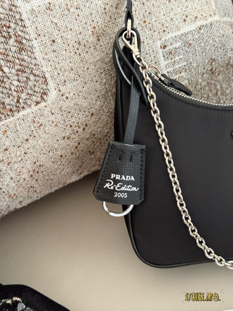 872b3a992d.jpg 155 boxes (Korean order)
size:22*13cm
Prad hobo 2005 Nylon Underarm Bag
Seeing the physical object is truly perfect!
package ??
Designed to be super convenient and comfortable!
?? Leather handle
?? Root chain matching ??, marvelous