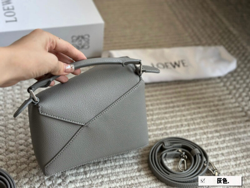872f7df42c.jpg 235 260 box
Size: 18 * 11cm (small size)
24 * 15cm (large size)
Loewe Geometry Package Puzzle
A very textured color,
Glacier Blue Puzzle Edge is very advanced!
?? Cowhide quality!
Completely hold on!