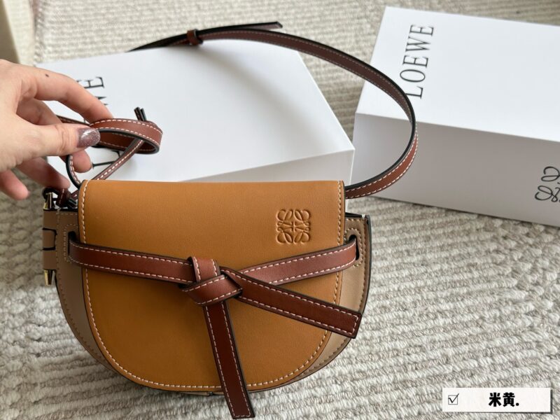873d487721.jpg 210 box
Size: Width 21 * Height 14cm
Love Loewe Gate Mini!
Don't look at his palm, it's so big
The capacity is very friendly!
?? New product! ? Chest bag! Crossbody!
The leather of cowhide has an excellent hand feel
The leather is so good that ...
