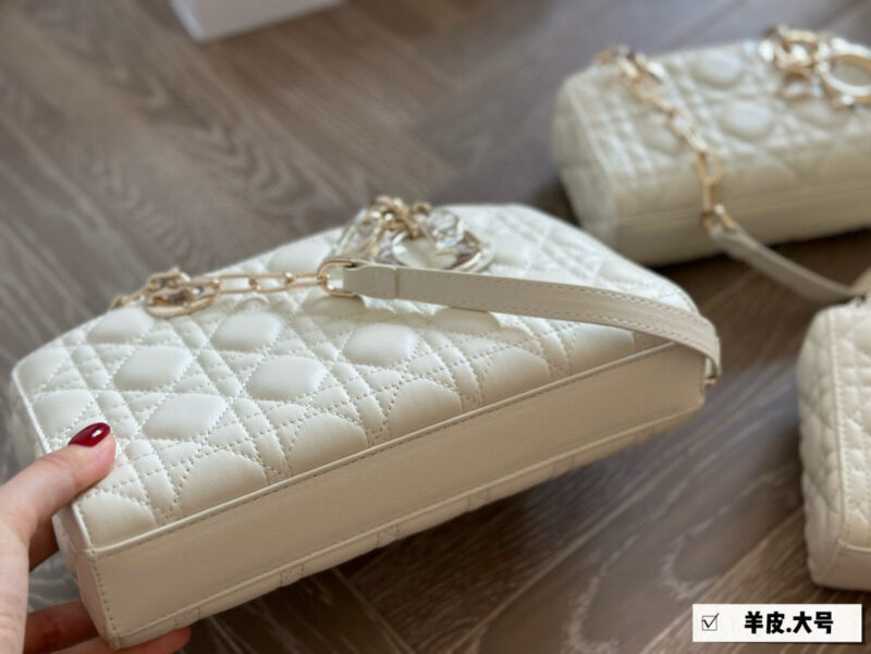8745237e98.jpg 、
Dior lady's new long sheepskin full set packaging
Dior's all-new D-joy is making a strong comeback, with the rhythm of a big hit. The bag comes with two shoulder straps and multiple back styles, making the upper body both beautiful and stylish. T...