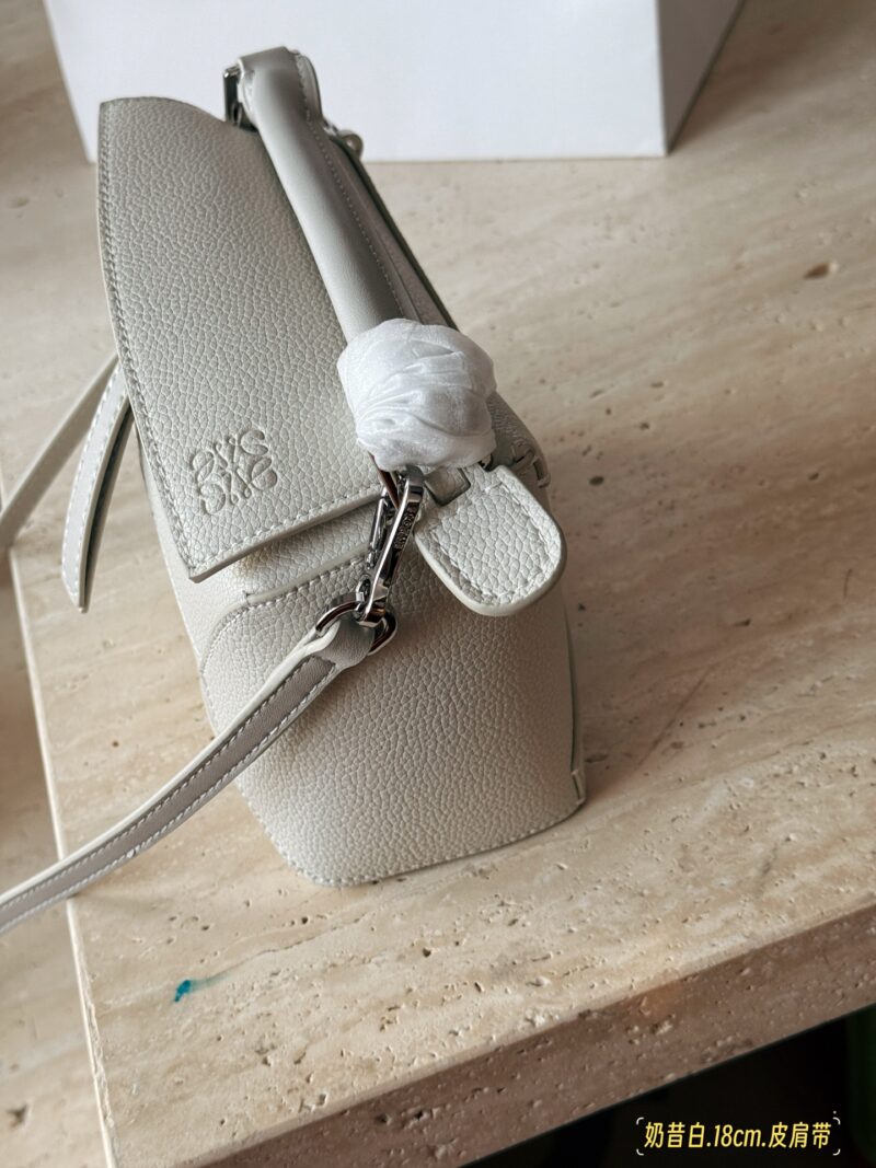 87470823b9.jpg 235260 box
Size: 18 * 10cm (mini)
24 * 15cm (large size)
Loewe Geometry Package Puzzle
Truly cannot be missed,
?? Cowhide quality!
Completely hold on!
Silver button milkshake white small puzzle
The high-end lychee skin is about to overflow