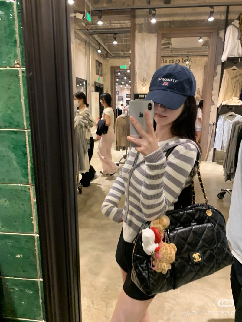 8748c0f6b4.jpg Chanel bowling is trendy~