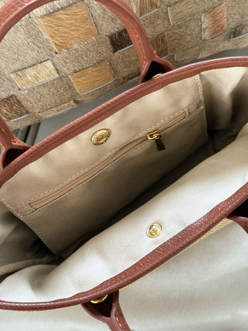 87506da322.jpg 200 with 220 boxes
Size: 17 base, 28 width, 19 height (small)
28 base, 46 upper width, 35 height (large)
Summer outfit | Longxiang grass woven shoulder bag
The appearance is too high! Perfect for pairing with various leisure and holiday styles, the S...
