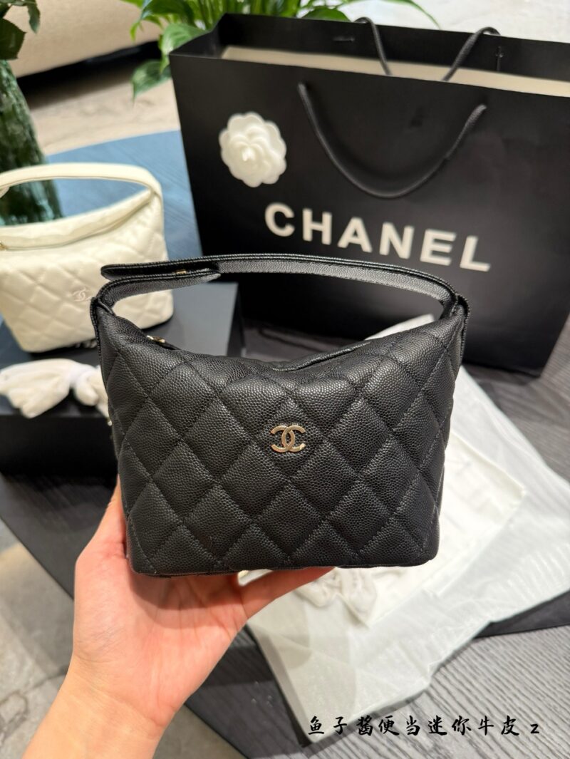 875798f41b.jpg Bento bag p250
Chanel Chanel 25C Carefully Selected
The whole internet knows that 25 has indirectly adjusted the price. Although this cute lunch box bag belongs to small leather goods, the price allows me to climb Chanel again. It is also a popular b...