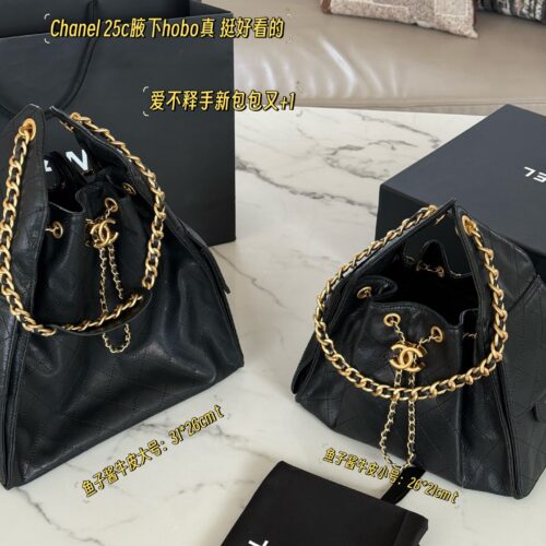 320340 cowhide box
Size: 26 * 21cm (small)
31 * 26cm (large)
Xiaoxiang Home 25C Hobo Hippie Underarm Bag
Cool and stylish bucket design, very retro
The adjustable drawstring design of the bag mouth is very practical, with two small pockets on the sid...