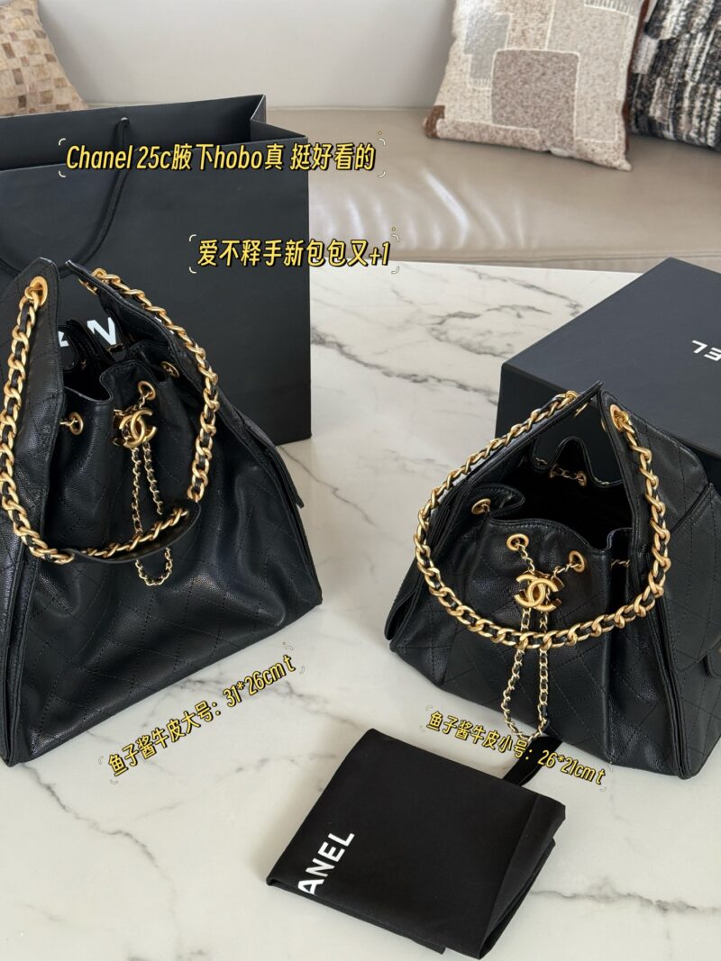 320340 cowhide box
Size: 26 * 21cm (small)
31 * 26cm (large)
Xiaoxiang Home 25C Hobo Hippie Underarm Bag
Cool and stylish bucket design, very retro
The adjustable drawstring design of the bag mouth is very practical, with two small pockets on the sid...