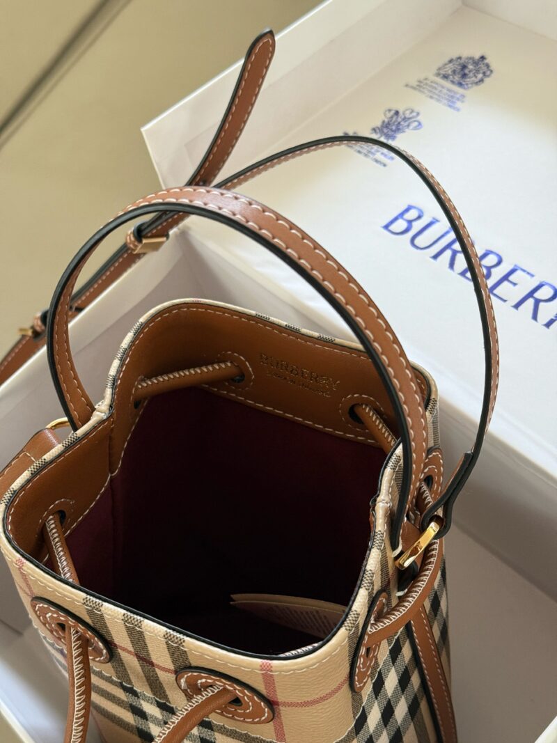 87a246db32.jpg 225 boxes
size:16*18cm
Bur | Knocking Cute Bucket Bag~
Multi color matching, portable crossbody can be freely matched~