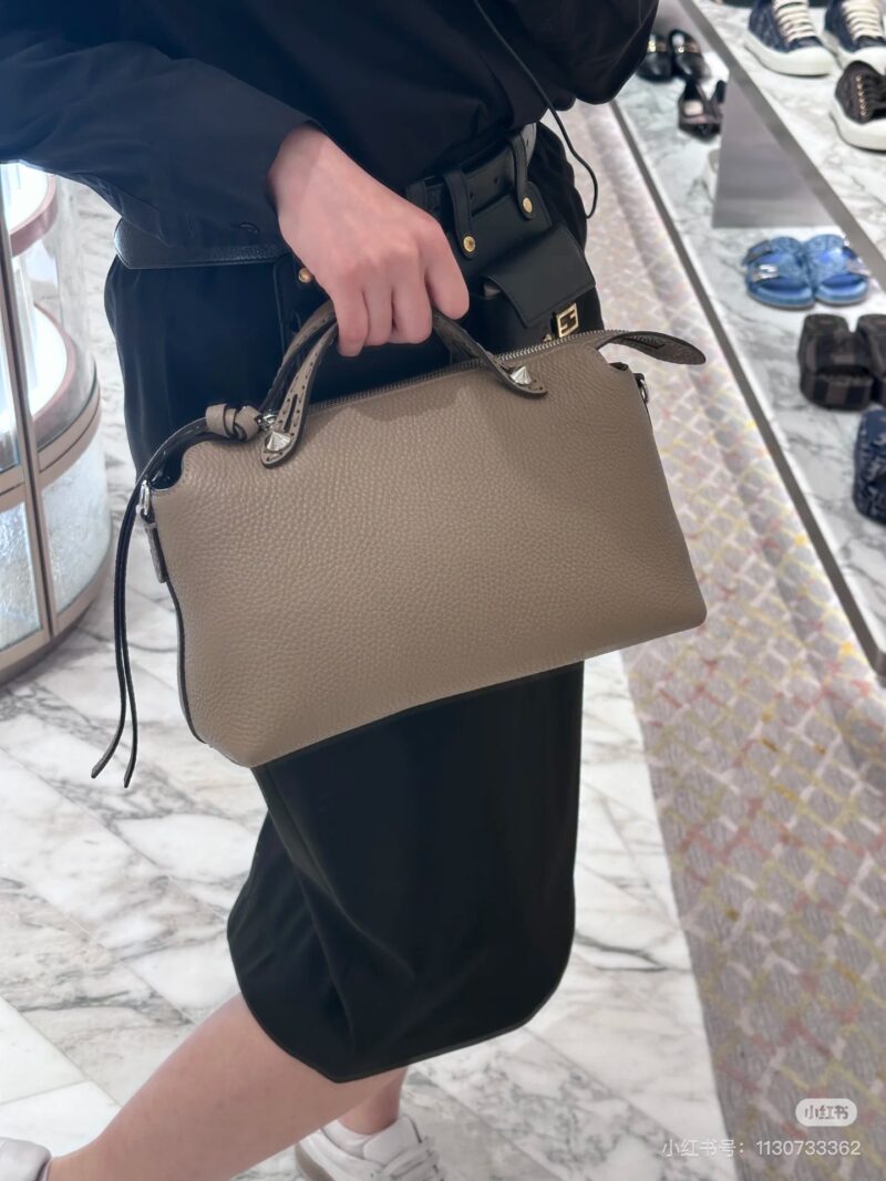 Fendi New | aBytheway New Performance
Fendi By The Way has been loved by many since its birth in 2014
This year's By The Way Seller's new performance on the runway is even more attractive! Dimensional compass
Medium size: 29 * 17 * 13
mini: 20*12*9