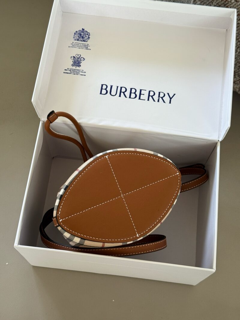 87cdc1cc73.jpg 225 boxes
size:16*18cm
Bur | Knocking Cute Bucket Bag~
Multi color matching, portable crossbody can be freely matched~