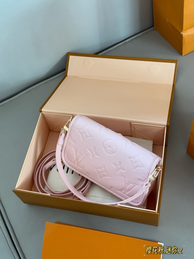 87d79a55dd.jpg 235 box upgrade version
size:19*11cm
L Family Diane Stick
Nano size has arrived
I can't believe it!
Pink cherry blossom pink nano, mini cute~