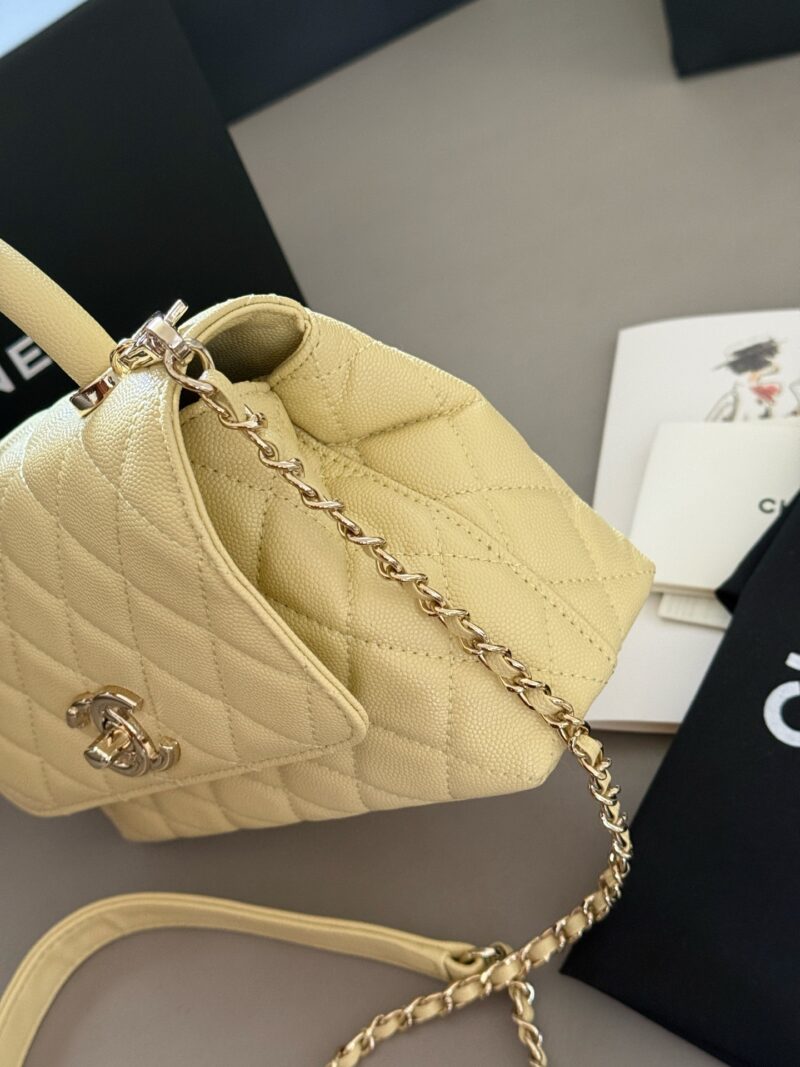87e085a61b.jpg 230 box
Size: 19 * 14cm (small)
Cute and lovely chicken yellow/very suitable for summer color matching~
Xiaoxiangjia Coco Handle Handbag
Grain leather material
Original hardware!