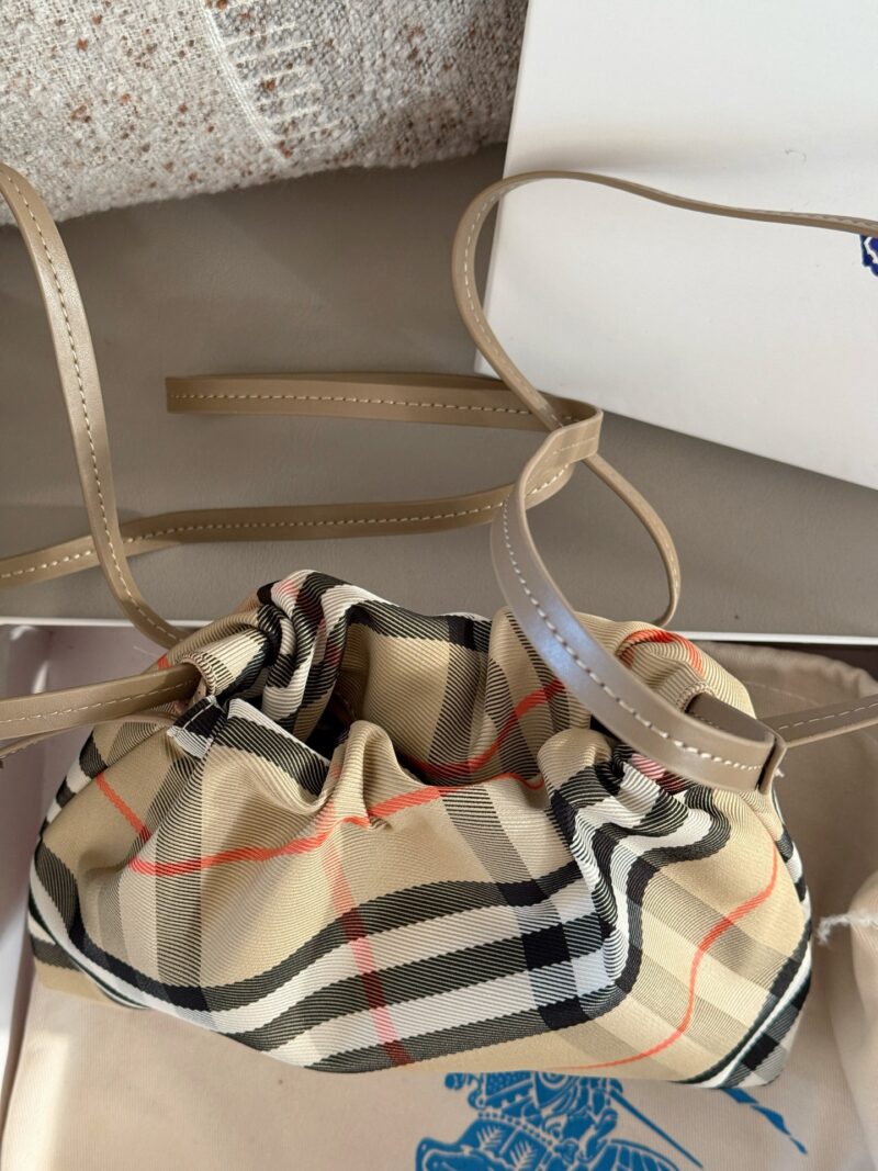 87e807a48e.jpg 195 box
size:22*16cm
Burberry plaid cloud bag
This cloud pack is really cute
Drawstring closure is very convenient
You can put your phone mainly because the price is not too expensive