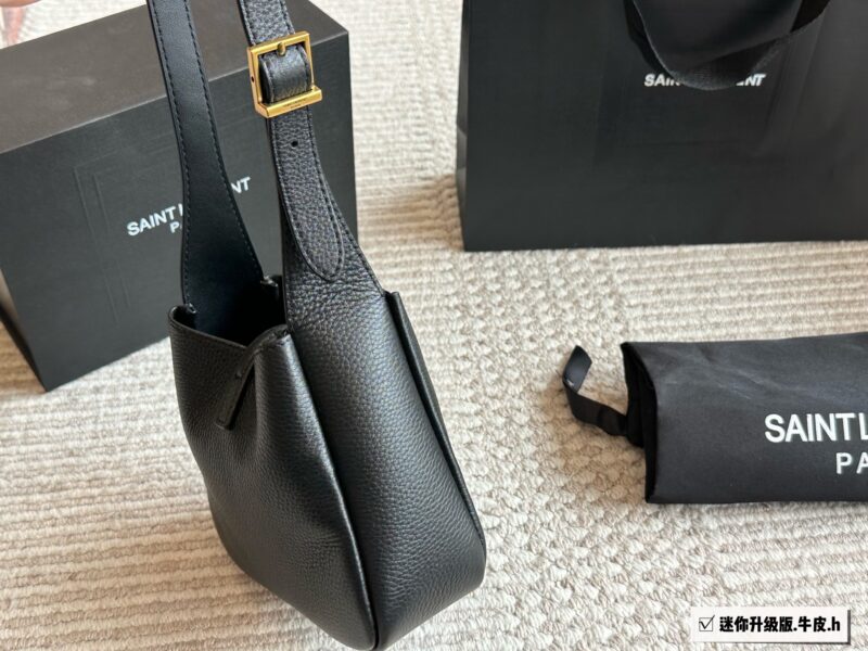87fc7bceb3.jpg 240 box cowhide
Size: 16 * 15cm (mini)
Who hasn't owned it yet
ysl soft hobo! I really love this bag
Extremely practical!
Choose it for the big bag~
The leather feels so good!