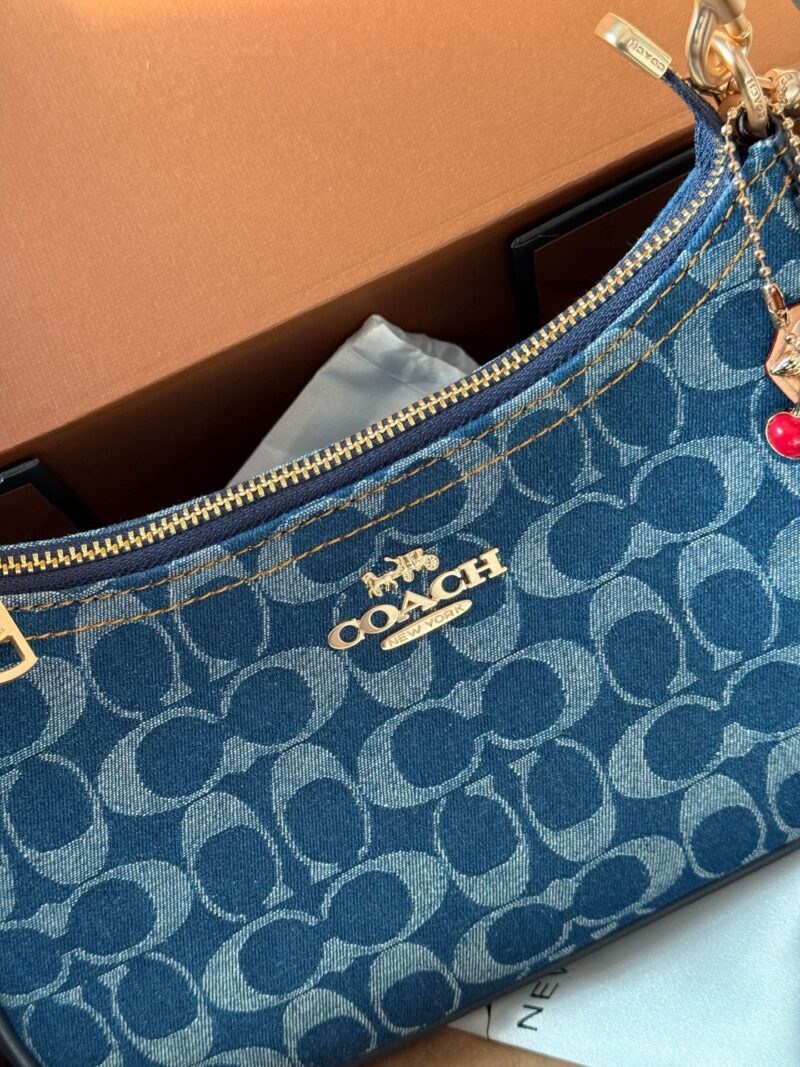 880aedcc53.jpg 230 box upgrade version
size:24*13*7cm
C's Teri armpit bag, fragrant but not delicate
Underarm bag design ceiling!
Equipped with 2 shoulder straps,
Both shoulder and crossbody are acceptable!
level of appearance
Search Coach Coach Underarm Bag