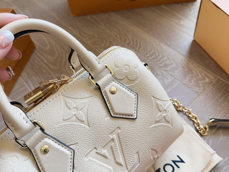 88126b6c41.jpg 250 new model (with box)
size:20*14cm
L Home SS23 Speedy 20
Experience the joy of strawberry powder together~
Carrying a small bag, I really love it, love it~
?? Cream strawberry color
Search: Lv nano