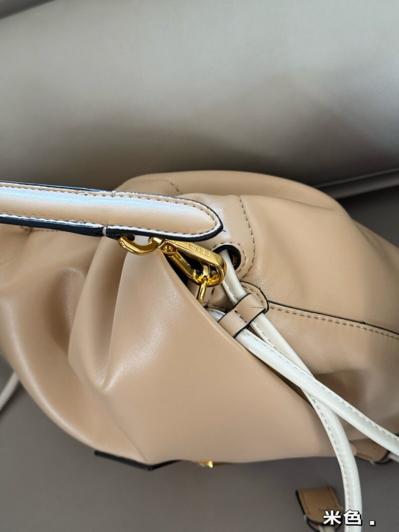 881c2b3908.jpg 250 boxes
size:25*20cm
The latest series Mama Baguette has truly been designed to the hearts of fairies!
Fendi's latest magic wand
Fresh and elegant!