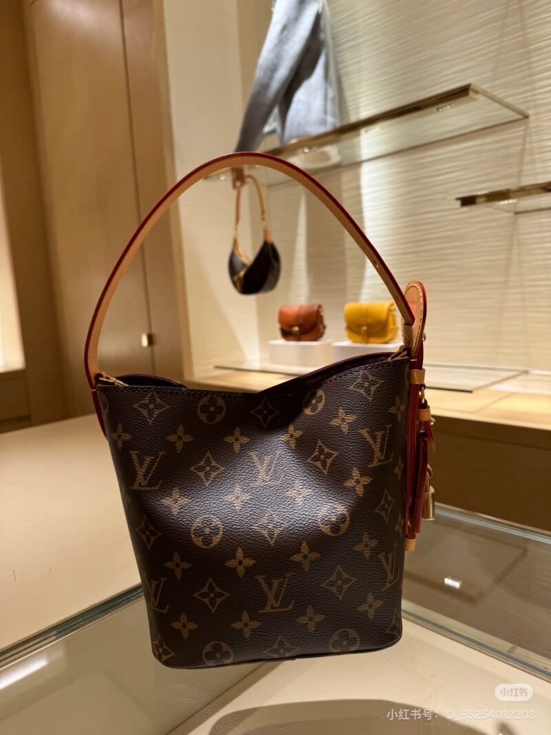Heart LV vintage AllinBB, it's here
This handbag is made of Monogram canvas paired with glossy metal pieces, showcasing a classic style with iconic padlocks and nameplates. Adjustable shoulder straps continue the brand's box making heritage, while le...