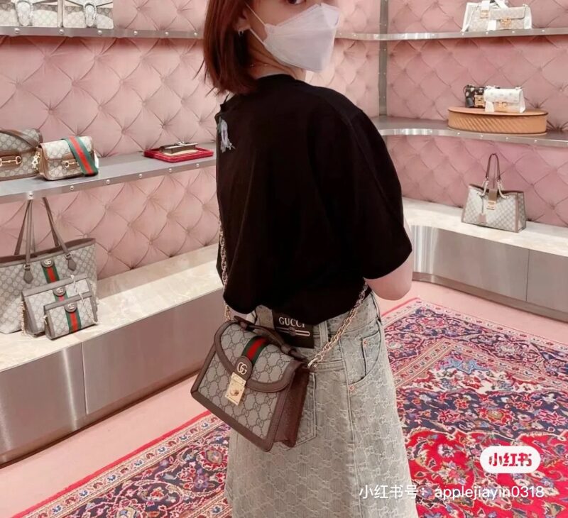 Gucci Mini ophilia Mini Bag Exquisite Mini Bag Comes Crown
Recent fashion trends and styles
Mini bags are essential items for going out on the street
The absolute bonus for the design is that the phone can fit comfortably and has ample space for dura...