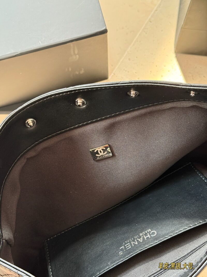 8843cef0c8.jpg 310 290 sheepskin box
Size: 23 * 26cm (large)
19 * 21cm (small)
Xiaoxiangjia 25P black silver hobo water bucket wrapped tightly!
The shoulder straps are wide enough, they won't slip on the shoulders!
Length adjustment can also be done diagonally!
A r...