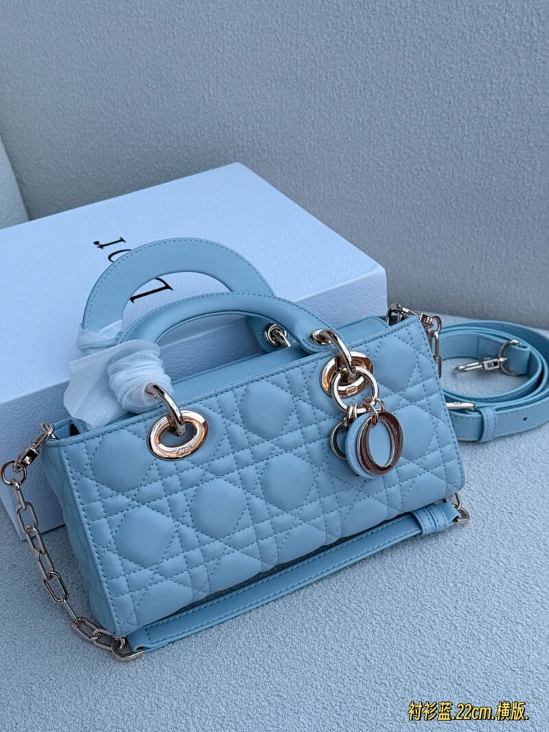 884c9c8613.jpg 210 255 box
Size: 12.5 * 11.5cm (ultra mini)
22*12cm
Dior handbag by Diana
D Family Princess Blue Shirt
It's very simple and elegant to hold in your hands and shoulders!
The milky blue color looks refreshing and invigorating