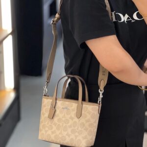 Commuter Versatile Bag Coach
Coach mini city tote
The mini tote in September is too cute, isn't it
A stylish and practical small bag paired with a wide plant-based shoulder strap
Match with various shapes cool and cute # coach new style # favorite ba...