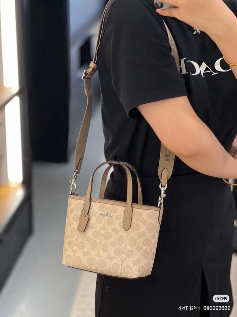 Commuter Versatile Bag Coach
Coach mini city tote
The mini tote in September is too cute, isn't it
A stylish and practical small bag paired with a wide plant-based shoulder strap
Match with various shapes cool and cute # coach new style # favorite ba...