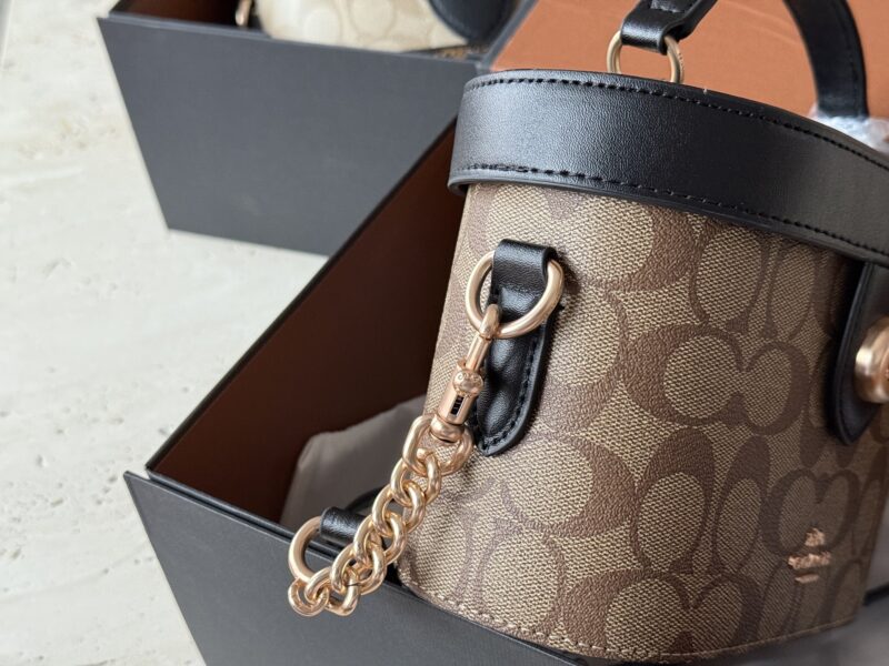 88679527af.jpg 225 boxes
size:19*13cm
C's new model Georgie
Limited edition presbyopia box bag,
This one exudes a high-end texture,
And it's super versatile.
It's time to give yourself a seasonal bag~
Original hardware! Order version!