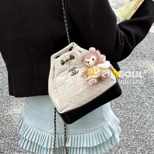 Chanel's shoulder wandering is really popular!
Black and white color blocking is still difficult to buy
White exudes a gentle temperament, perfect for sweet salt sisters who are versatile in autumn and winter! To be honest, it's better to match than ...