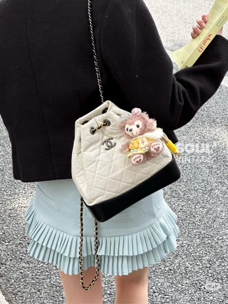 887a2672e8.jpg Chanel's shoulder wandering is really popular!
Black and white color blocking is still difficult to buy
White exudes a gentle temperament, perfect for sweet salt sisters who are versatile in autumn and winter! To be honest, it's better to match than ...