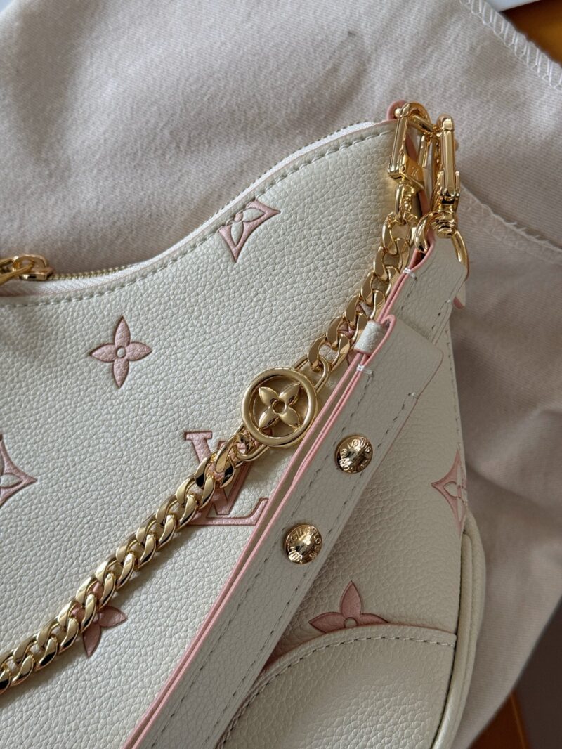 887acfa505.jpg 240 box high order version
size:29*16cm
L's white strawberry cream croissant
Cream white with dotted strawberry jam is the color of summer
Lively and lovely!
Two shoulder straps can be worn diagonally or on one shoulder
Mainly, you will like this color~