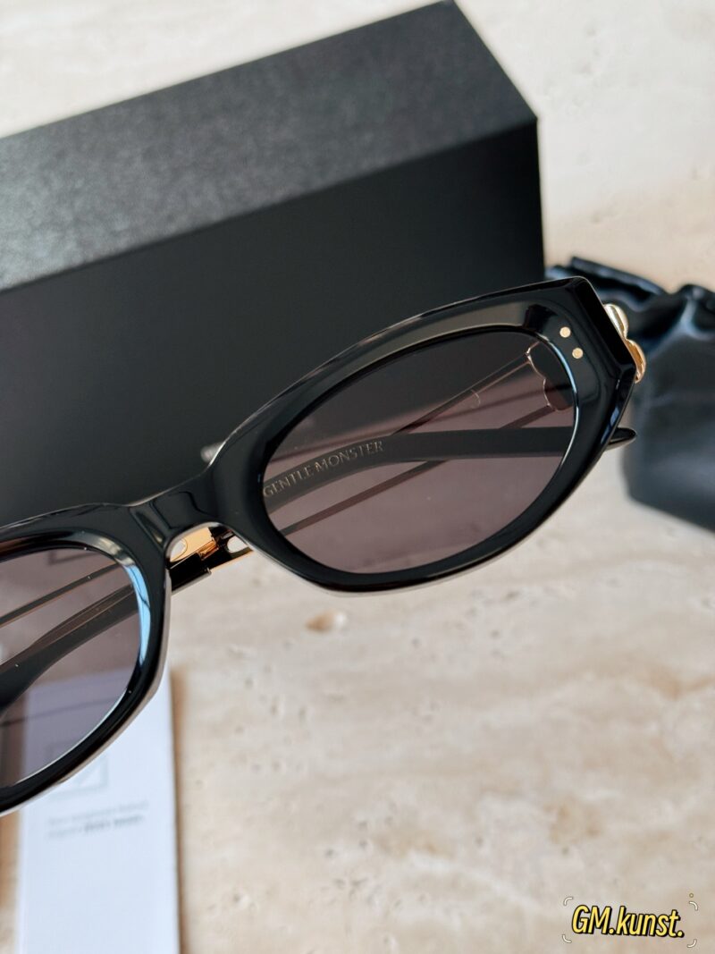 8885926aeb.jpg 205 with packaging
GM-kunst
Stylish girl's 25 year new must-have GM sunglasses!
KUNST is super good-looking and not picky about face shape!
Simplicity and sophistication are full!
The design is very innovative, versatile and not picky about face shape~