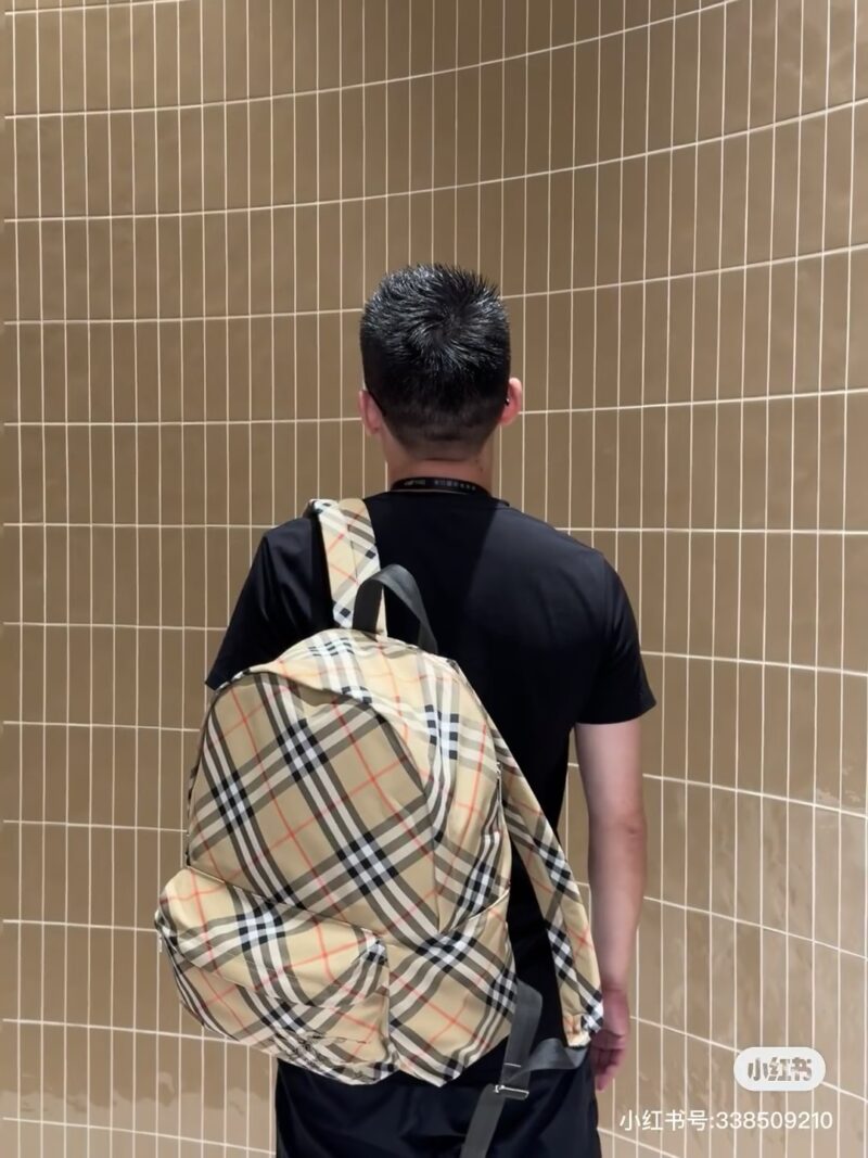 88b815c6f3.jpg Burberry plaid backpack 8 @ @ This article is enough. 4BURBERRY backpack has a very large capacity
Laptops and some office materials needed for daily travel can be accommodated. The shoulder straps and breathable design at the back are also very user...