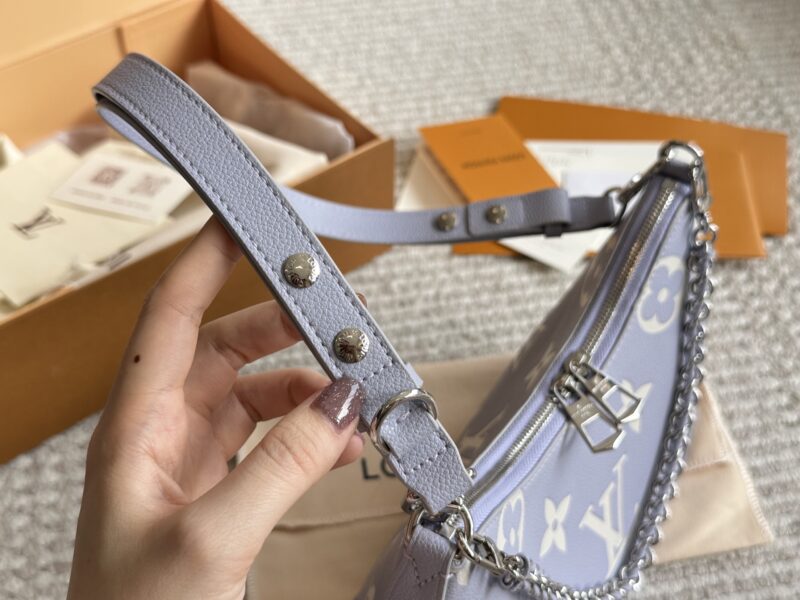 88b83f1540.jpg 230 box (gray purple)
size:29*16cm
L's vintage cow horn bun
Vintage Classic Shoulder Bag
Configure shoulder straps ? chain
Both shoulder and crossbody are unbeatable, beautiful and versatile!