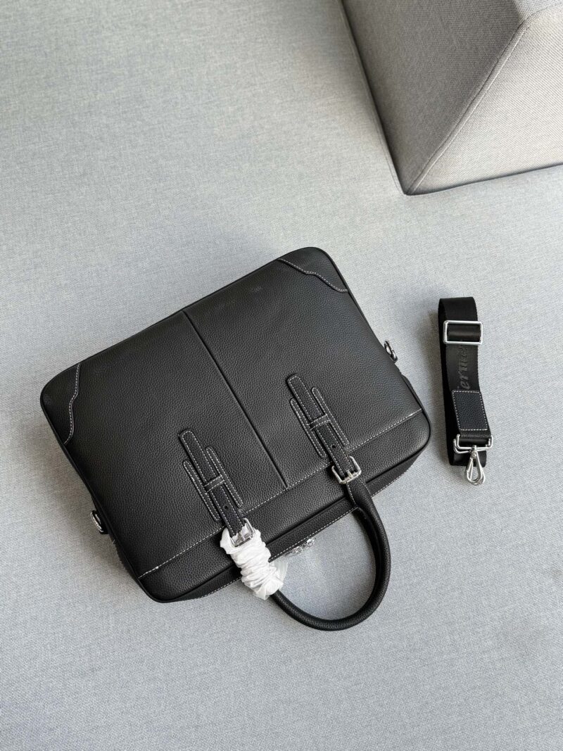 Cowhide 335
size：37×28
Hermes lychee patterned briefcase handbag, single shoulder crossbody bag
Essential styles for office workers
Men's briefcase, can be slung over or carried by hand
The capacity is also very large, it can hold files and comput...